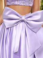 Zweiteiliges, perlenbesetztes A-Linien-Abendkleid mit Herzausschnitt, Schleife und Schlitz. 