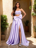 Zweiteiliges, perlenbesetztes A-Linien-Abendkleid mit Herzausschnitt, Schleife und Schlitz. 