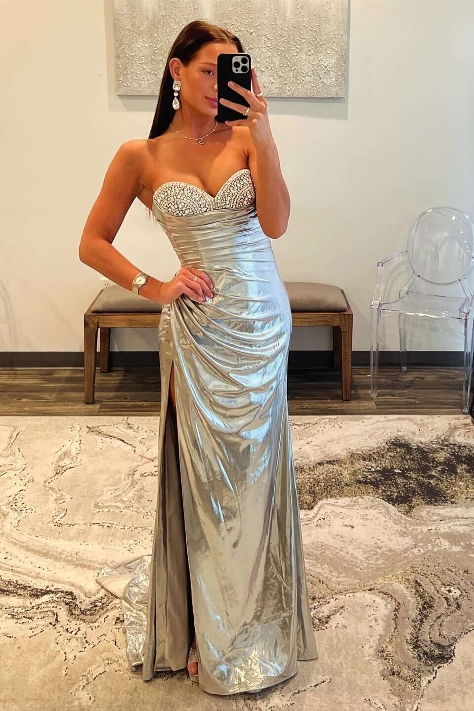 Vestido largo fruncido dorado con cuello de cuentas y abertura 