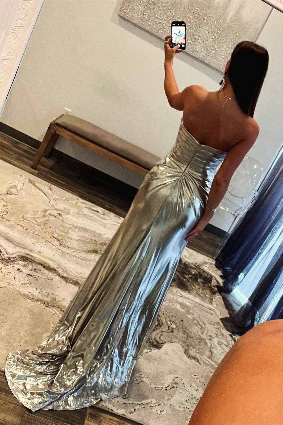 Vestido largo fruncido dorado con cuello de cuentas y abertura 