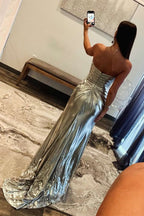 Vestido largo fruncido dorado con cuello de cuentas y abertura 
