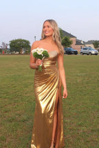 Vestido largo fruncido dorado con cuello de cuentas y abertura 