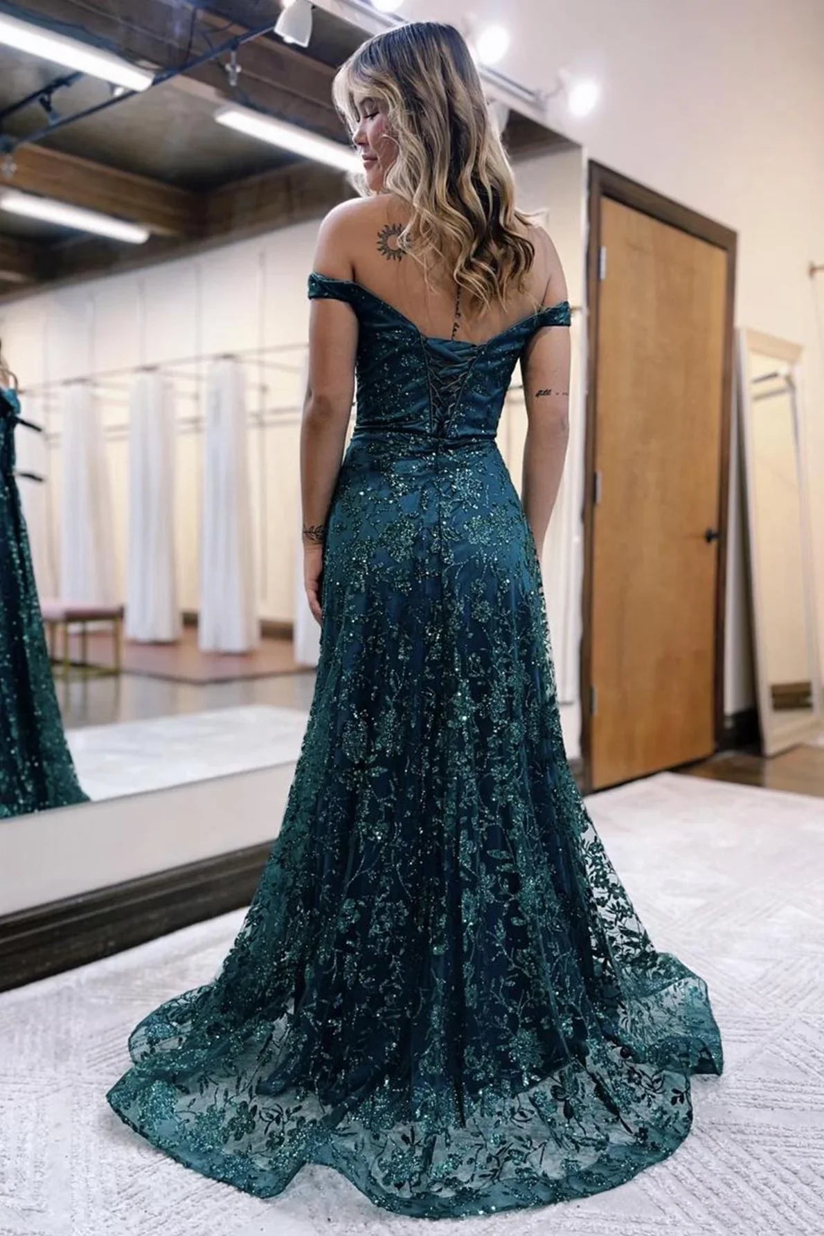 Vestido de Noche Largo de Sirena con Brillantina y Hombros Descubiertos