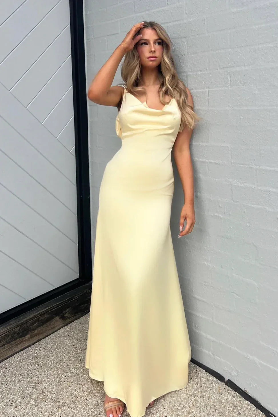 Charmantes Etui-Abendkleid mit Spaghettiträgern und Perlen