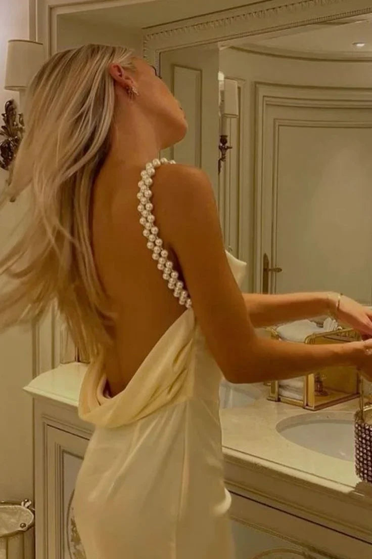 Charmantes Etui-Abendkleid mit Spaghettiträgern und Perlen