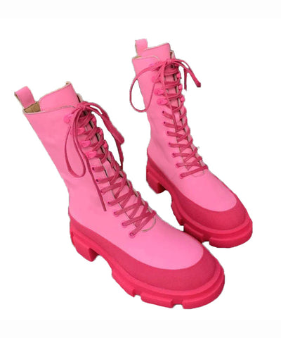 Stilvolle klobige Stiefel mit gekreuzten Riemen und Nietenspleißung in Rose 