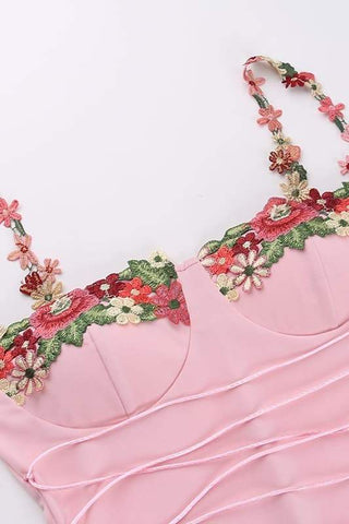 Vestido midi con cordones y bordado floral de Brenda 