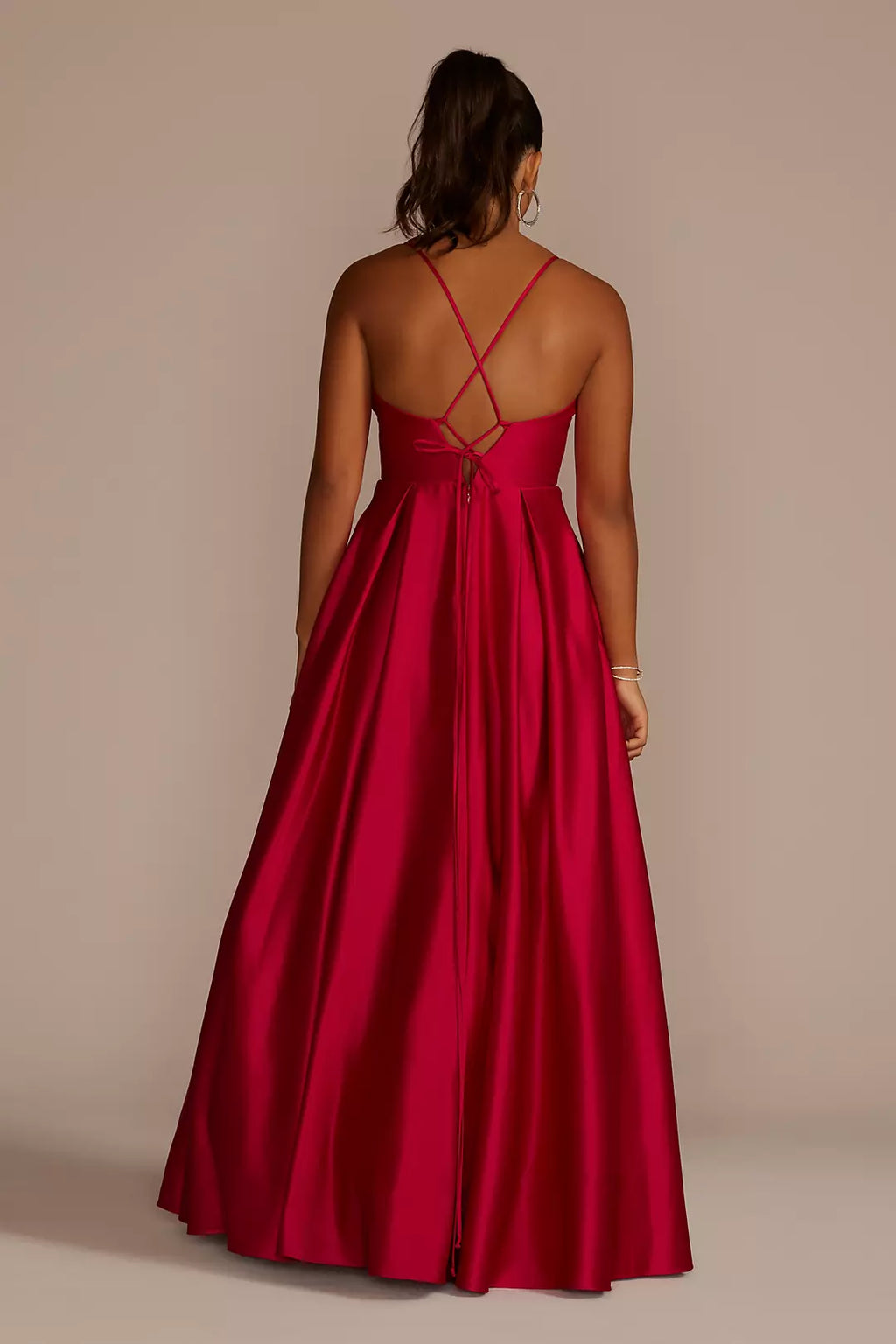 Ballkleid mit V-Ausschnitt, rückenfreiem Design, ärmellos, mit dünnen Schulterträgern und bodenlang 