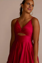 Ballkleid mit V-Ausschnitt, rückenfreiem Design, ärmellos, mit dünnen Schulterträgern und bodenlang 