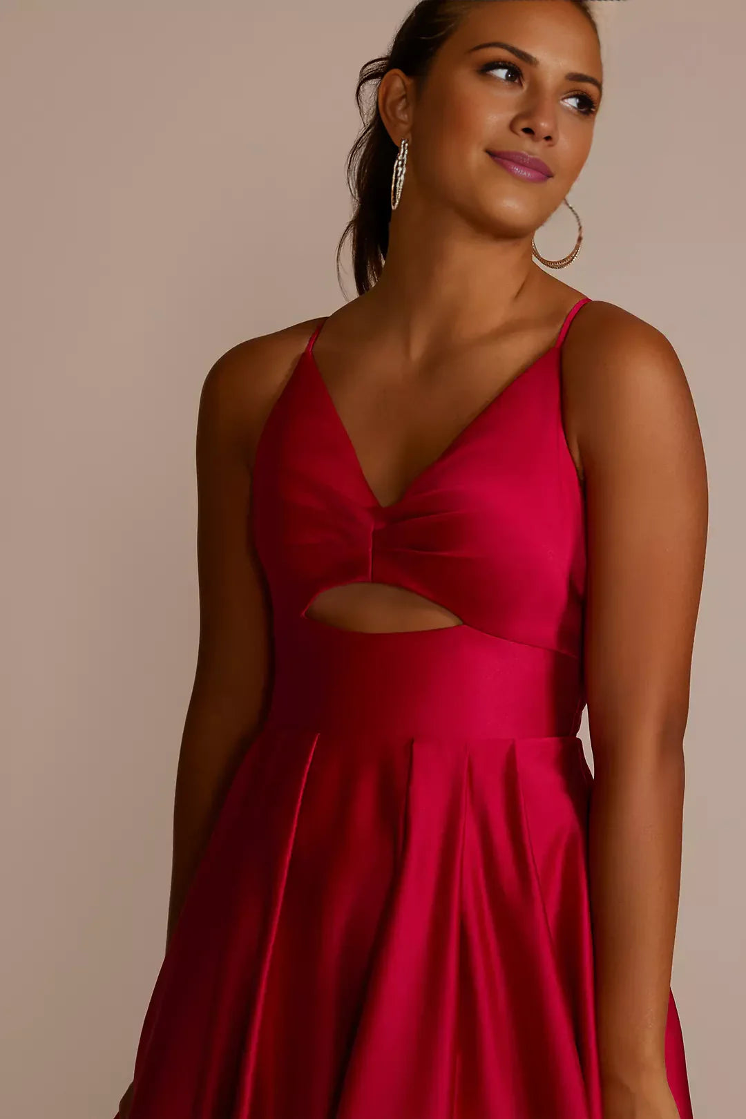 Ballkleid mit V-Ausschnitt, rückenfreiem Design, ärmellos, mit dünnen Schulterträgern und bodenlang 