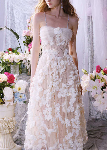 Vestido de verano con tirantes finos de tul floral bordado en beige francés 