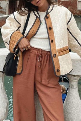 Langärmliger Baumwollmantel mit kontrastierenden Taschen und Knöpfen 