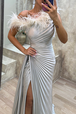 Spektakuläres Maxikleid mit plissiertem Federbesatz und One-Shoulder-Schlitz 