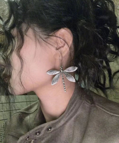 Pendientes colgantes de mariposa ahuecados de plata de ley con seda retro 
