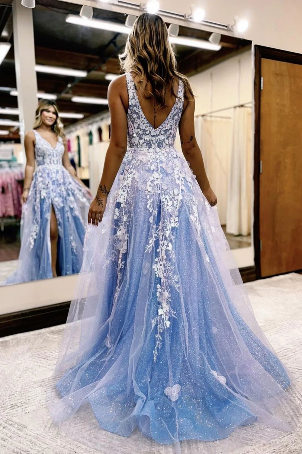 Langes, blaues A-Linien-Abendkleid mit tiefem V-Ausschnitt und Applikationen