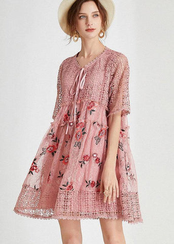 Vestido de verano vintage rosa con bordados calados y media manga 