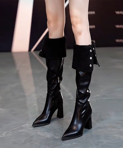 Botas beige de moda con tacones gruesos de piel sintética y forro de lana afelpada. 