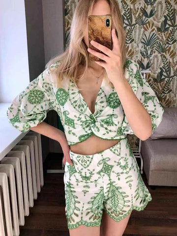 Traje de pantalón corto y blusa Eileen 