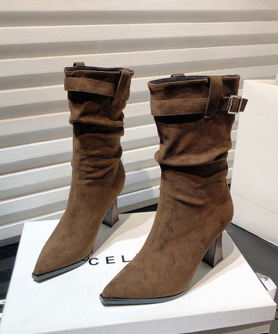 Khakifarbene Stiefel aus Wildleder mit knöchelhoher Sohle und spitzer Zehenpartie 
