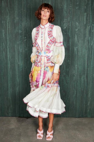 Vestido midi con volantes, cuello alto, mangas farol y cinturón con estampado floral 