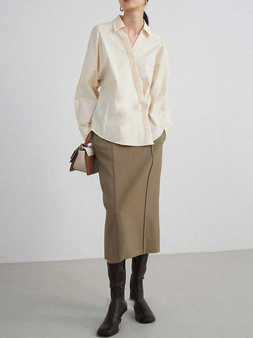 Conjunto de tres piezas de blusa y camisa de manga larga con solapa, botones sueltos, falda, pantalón y blazer con cuello con muescas. 