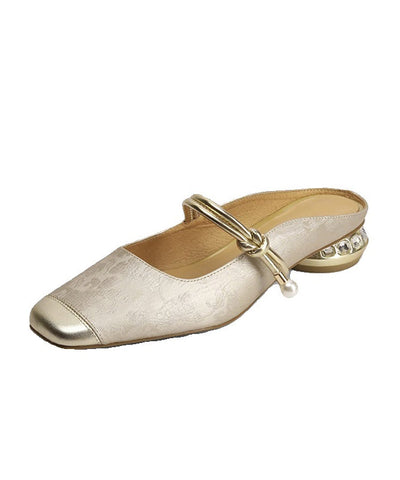 Champagnerfarbene Slide-Sandalen aus geprägtem Rindsleder im chinesischen Stil 