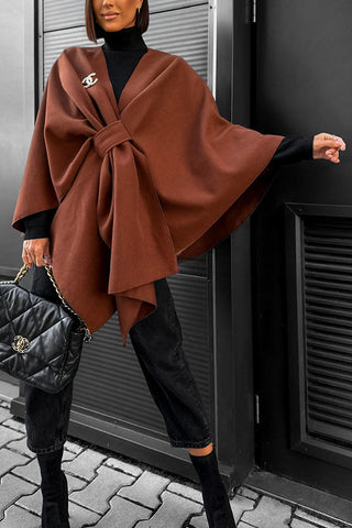 „Anything Is Possible“ – Lockerer Cape-Mantel aus Wolle mit Bindeband vorne 