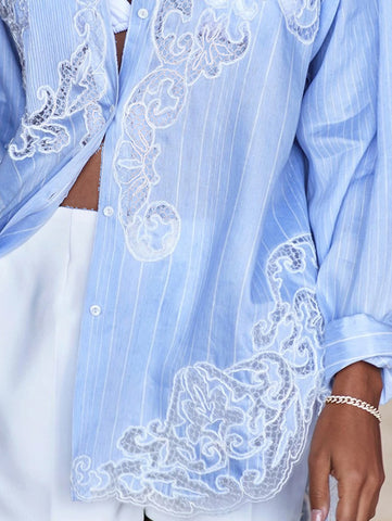 Lässige Bluse mit gestreifter Guipure-Spitze und Umlegekragen und Knöpfen 