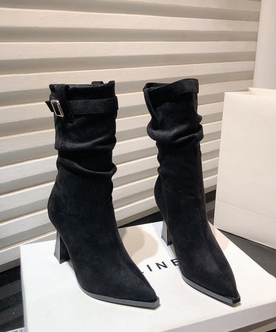 Khakifarbene Stiefel aus Wildleder mit knöchelhoher Sohle und spitzer Zehenpartie 