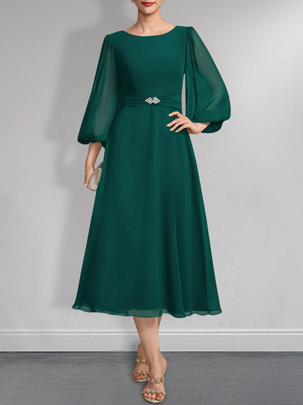 A-Linien-Chiffonkleid in Teelänge für die Mutter der Braut mit Kristallbrosche und Falten