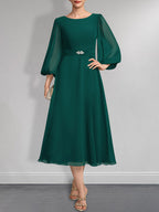 A-Linien-Chiffonkleid in Teelänge für die Mutter der Braut mit Kristallbrosche und Falten