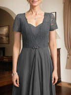 A-Linien-Kleid mit herzförmigem Herzausschnitt, bodenlang, aus Chiffon und Spitze, mit Perlenstickerei und Kaskadenrüschen – ideal für die Mutter der Braut