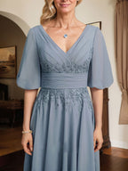 A-Linien-Kleid aus Chiffon mit V-Ausschnitt und Teelänge für die Mutter der Braut mit Falten