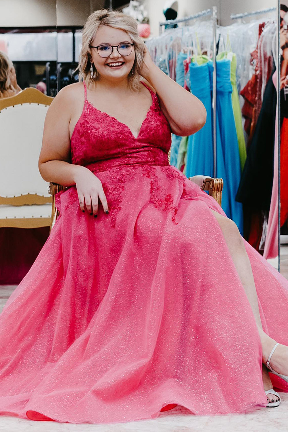 Vestido de fiesta azul rey de talla grande con tirantes finos y apliques en forma de A