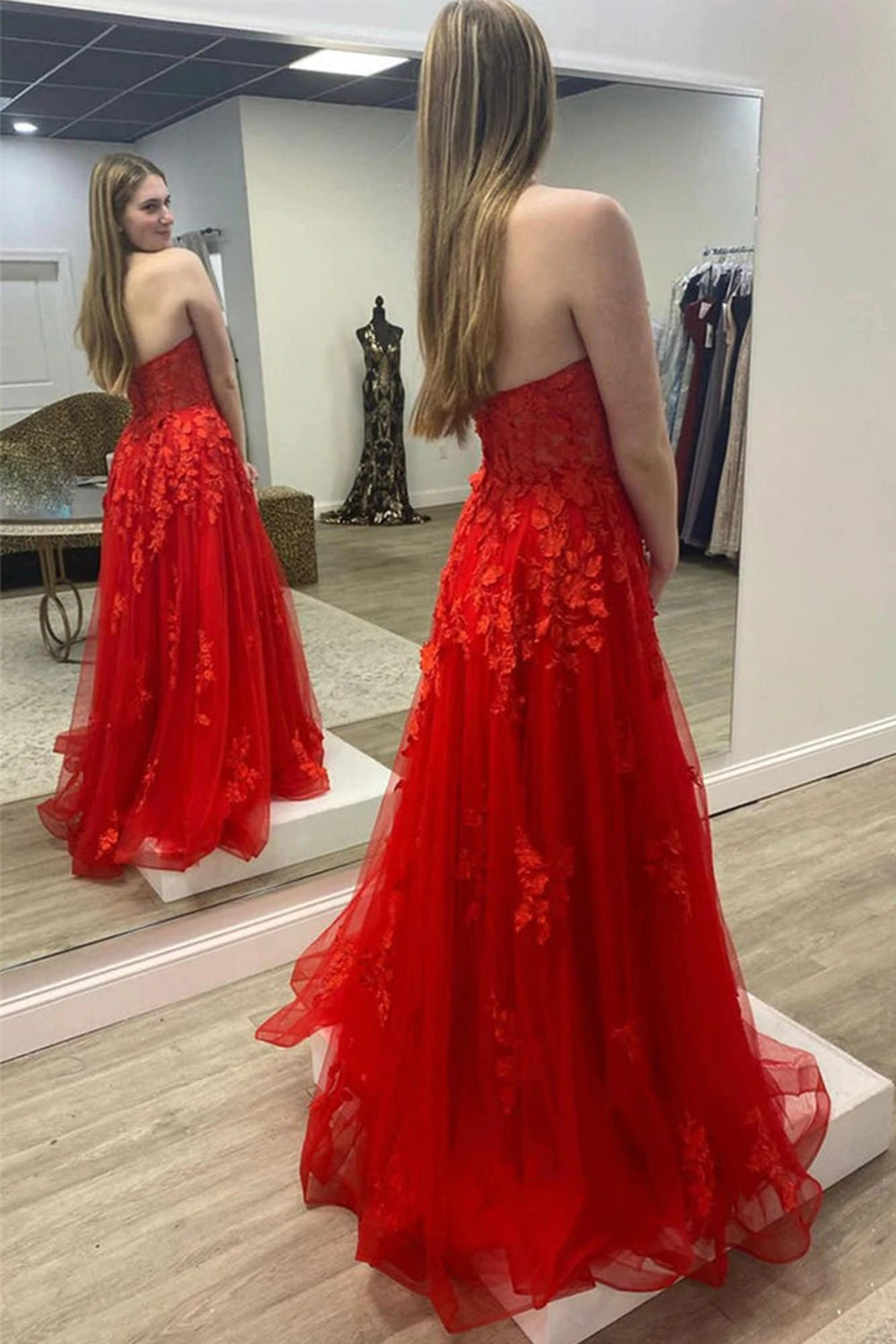 Langes, rotes A-Linien-Abendkleid mit herzförmigem Ausschnitt und Applikationen