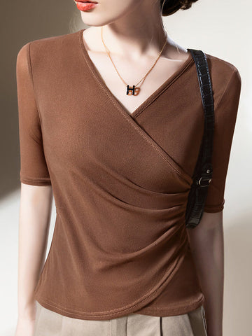 Camisetas asimétricas plisadas de color liso con cuello en V y manga corta de talla grande 