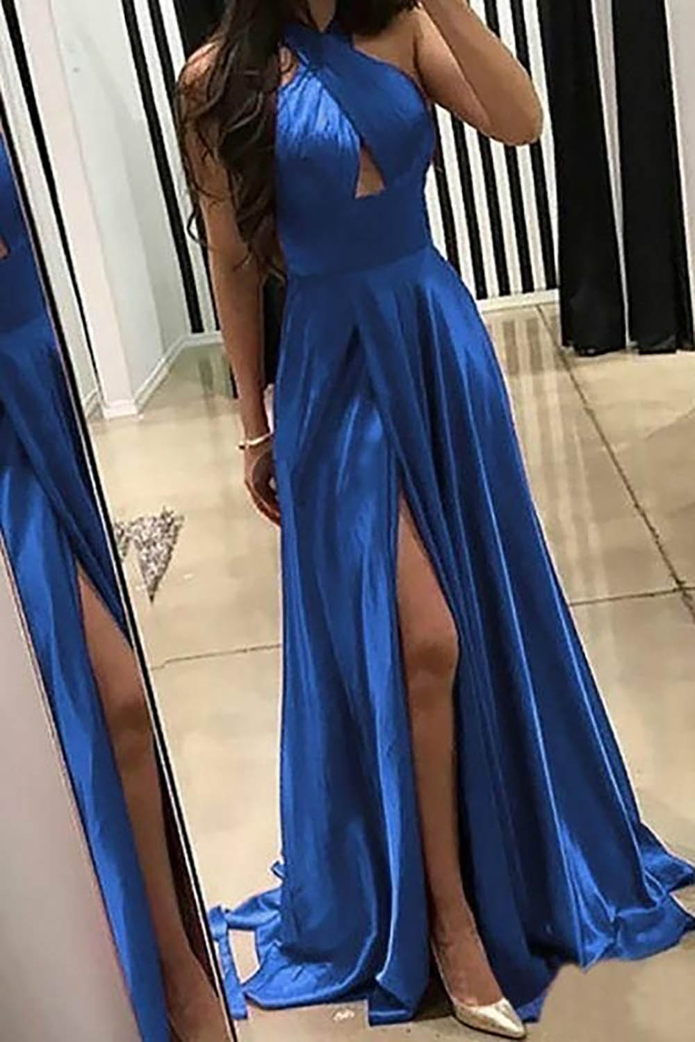 Vestido de fiesta largo morado con escote halter y espalda descubierta