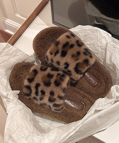 Pantuflas de piel sintética de leopardo color caqui con plataforma de unión 