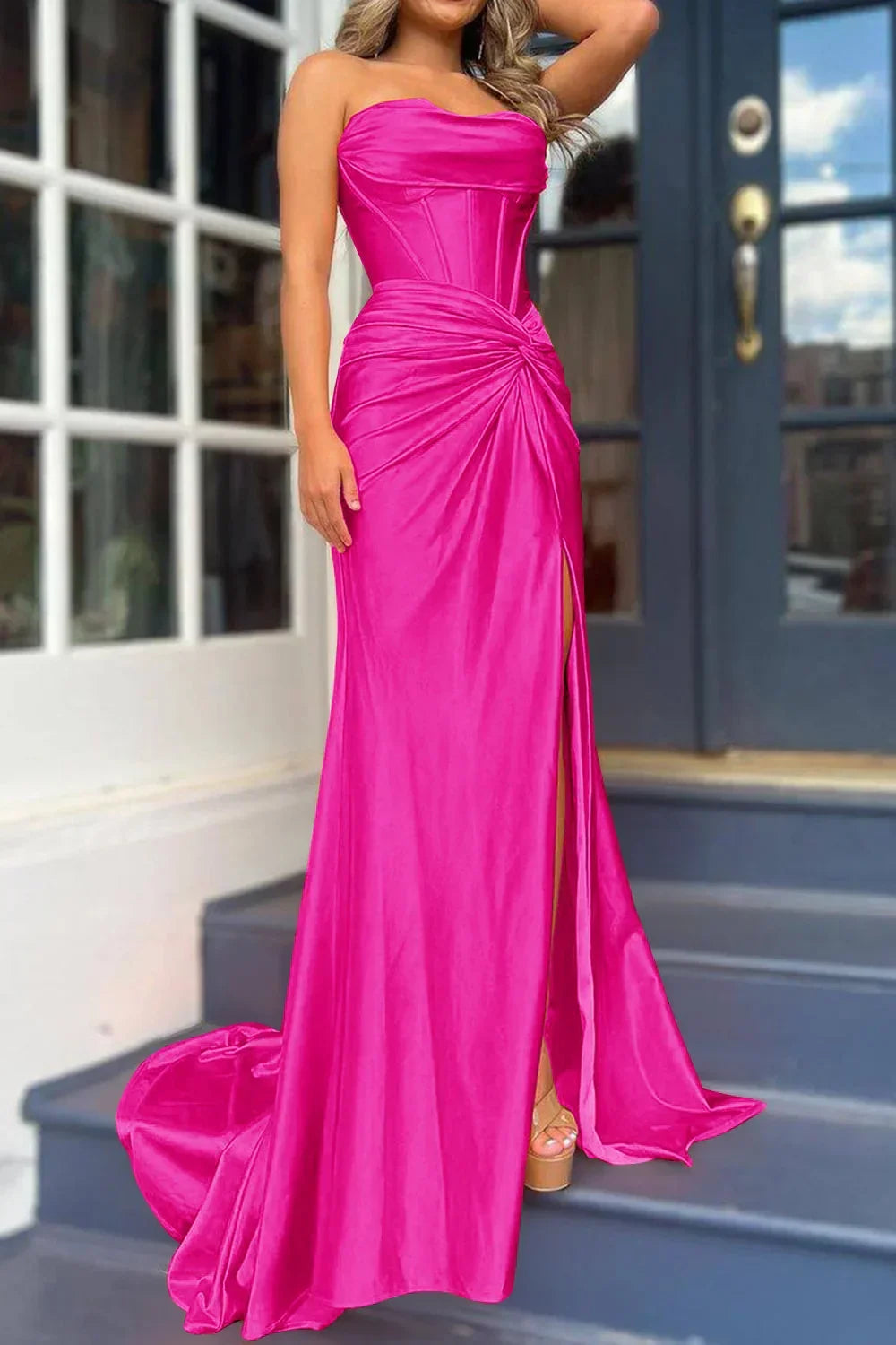 Vestido de fiesta largo de satén sin tirantes y corte sirena con abertura