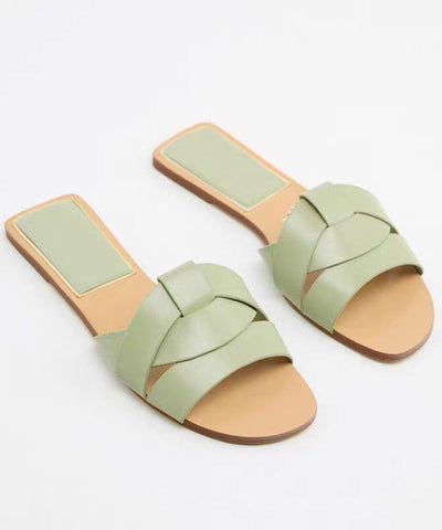 Pantuflas planas informales con tiras cruzadas en azul vaquero y punta abierta, verano 2025 
