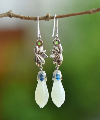 Hermosos aretes colgantes de orquídea esmaltada con incrustaciones de jade y plata de ley dorada