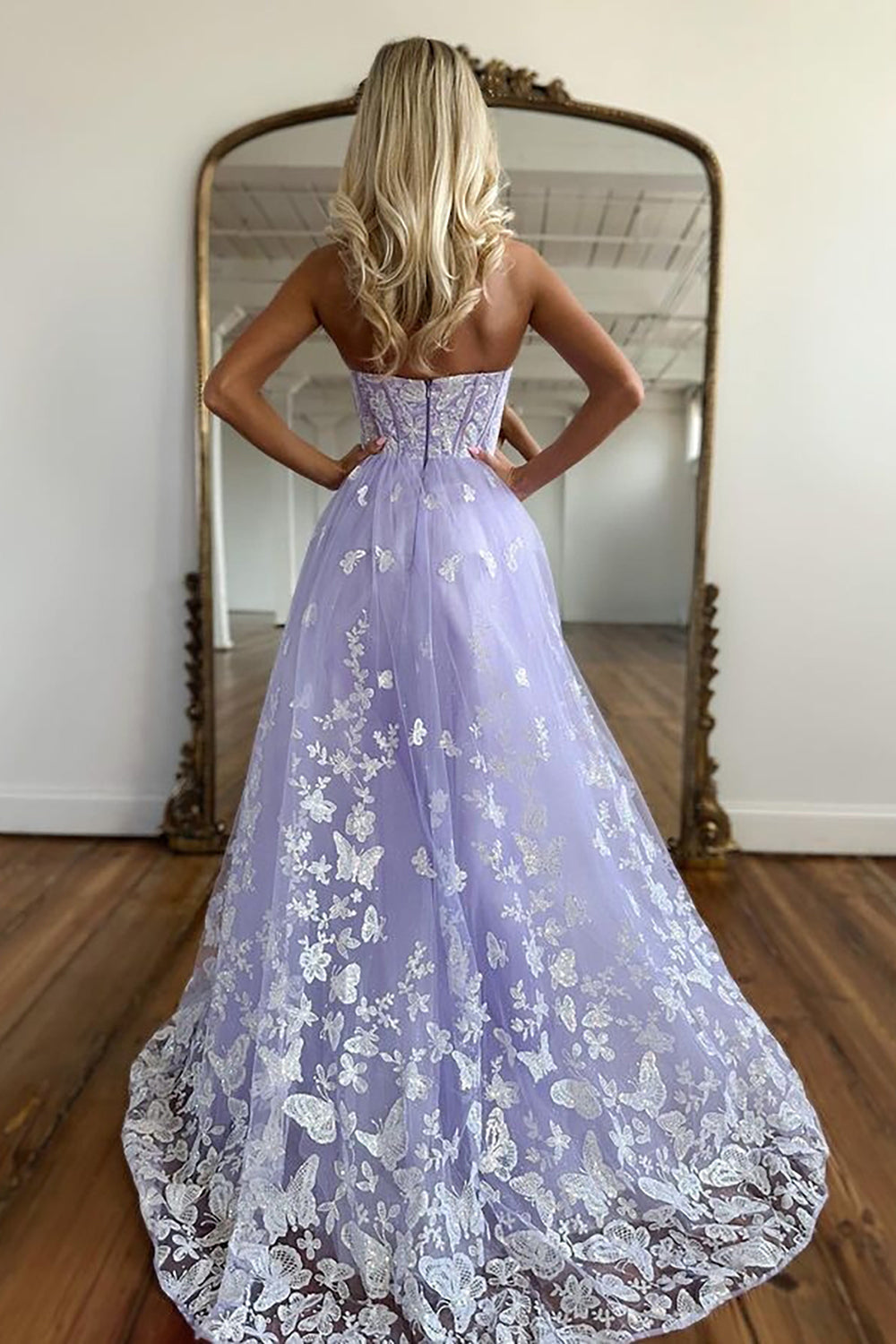A-Linien-Abendkleid mit herzförmigem Ausschnitt, lila Korsett und Applikationen