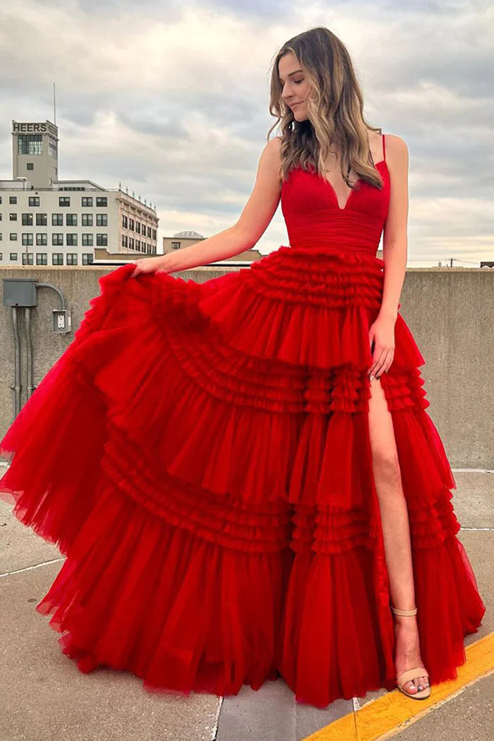 Vestido de fiesta largo rosa con tirantes finos y corte en A y abertura
