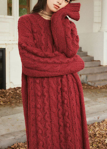 Vestido largo de punto de algodón con cuello redondo y manga larga en color rojo violáceo natural 