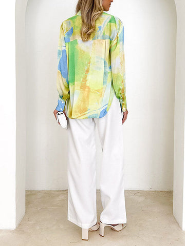 Blusas y camisas de manga larga sueltas con botones y solapa con estampado de colores en contraste. 