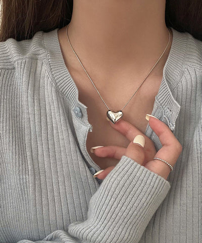 Schlichte Halskette aus herzförmigem Sterlingsilber mit Seidenanhänger 