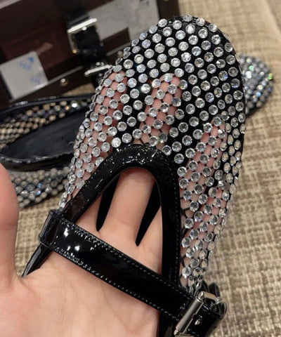 Schicke weiße flache Schuhe mit Zirkon-Schnallenriemen und ausgehöhlten 