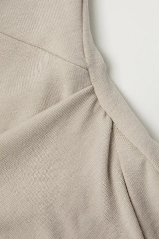 Makala Camiseta sin mangas con pliegues asimétricos en color caqui 