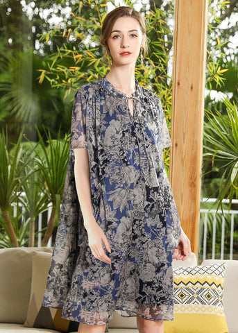 Bedrucktes Chiffon-A-Linien-Kleid mit Stehkragen und Schnürung, kurze Ärmel 