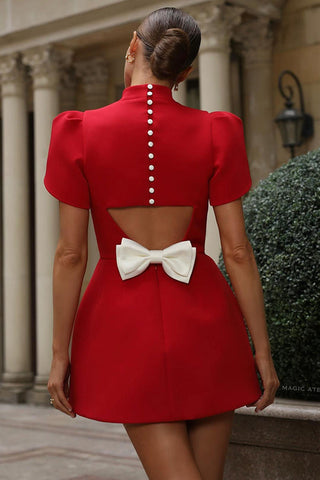 Minivestido de satén con lazo extraíble, espalda descubierta y mangas cortas con abertura Sweet Moment